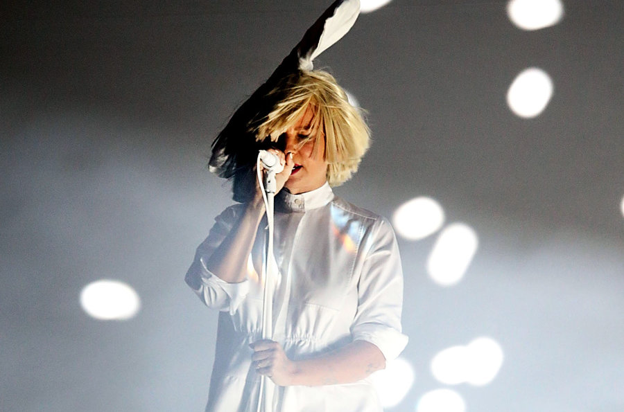Sia сняла парик и показала лицо