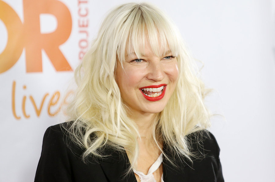 Sia сняла парик и показала лицо