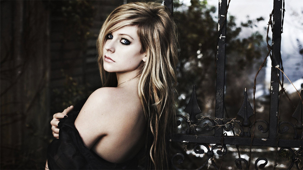 Avril Lavigne: Love Me Insane - перевод