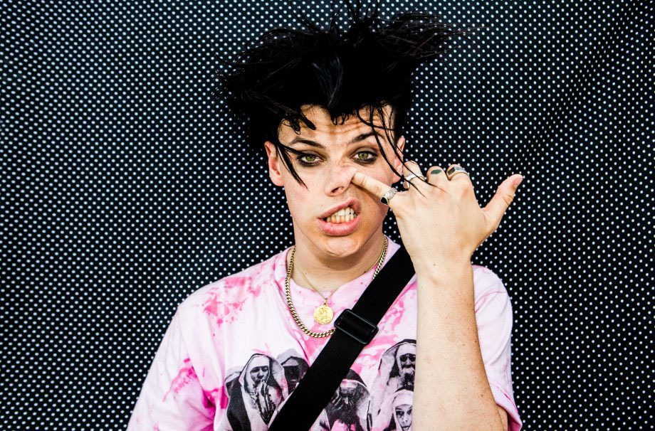 Yungblud: ​waiting on the weekend — перевод песни